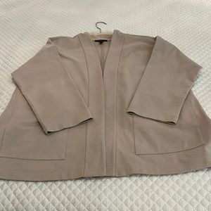 Easy fit with 3/4 sleeve. Like new.